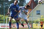 Doksy v závěrečném kole zdolaly předposlední Jablonec nad Jizerou. O. Vacek v hlavičkovém souboji s Paldusem.