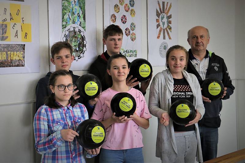 Do celorepublikové soutěže Fandíme Fairtrade se zapojili i studenti Gymnázia Mimoň, kteří tzv. férový obchod podporují již řadu let. Za konečné druhé místo získala škola patnáct volejbalových míčů s logem soutěže.