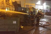 Požár obřího kontejneru likvidovaly čtyři hasičské jednotky v areálu firmy IAC Zákupy ke konci února.