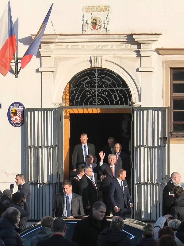 Miloš Zeman ve Slavkově u Brna odpovídal i na otázky veřejnosti.