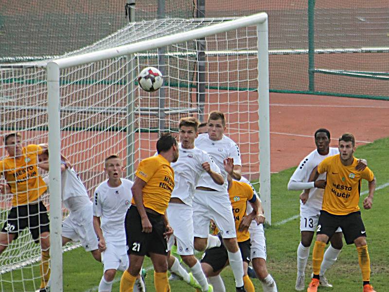 V sedmém kole Moravskoslezské ligy remizovali fotbalisté MFK Vyškov (bílé dresy) s FC Hlučín 1:1.