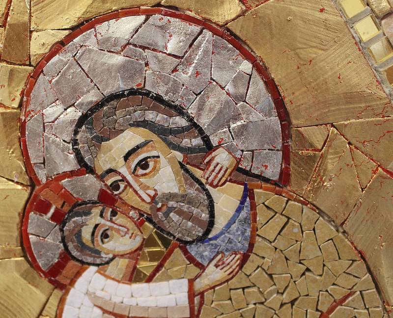 Nové vybavení kostela zlobí pestré mozaiky.