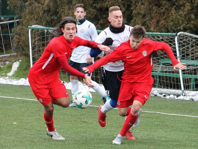 V prvním utkání v rámci zimní přípravy prohráli fotbalisté MFK Vyškov (bílé dresy) s dorostem Zbrojovky Brno (U19) 2:3. Zápas se hrál na umělé trávě ve Vyškově.