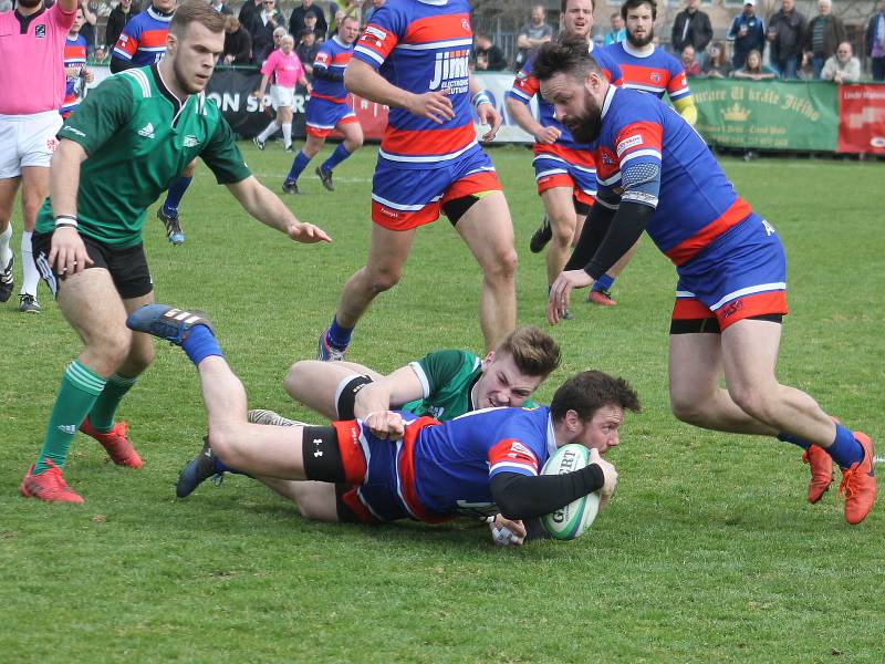 Ve 3. kole ragbyové extraligy se v Brně hrálo jihomoravské derby Dragon Brno (zelené dresy) Jimi Vyškov. Hosté zvítězili 26:25.