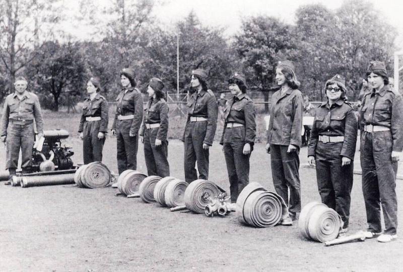 Družstvo dorostenek nevojických hasičů na soutěži ve Strážnici v roce 1976.