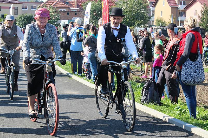 Hromadnou jízdou cyklisté otevřeli první cyklostezku ve Slavkově.