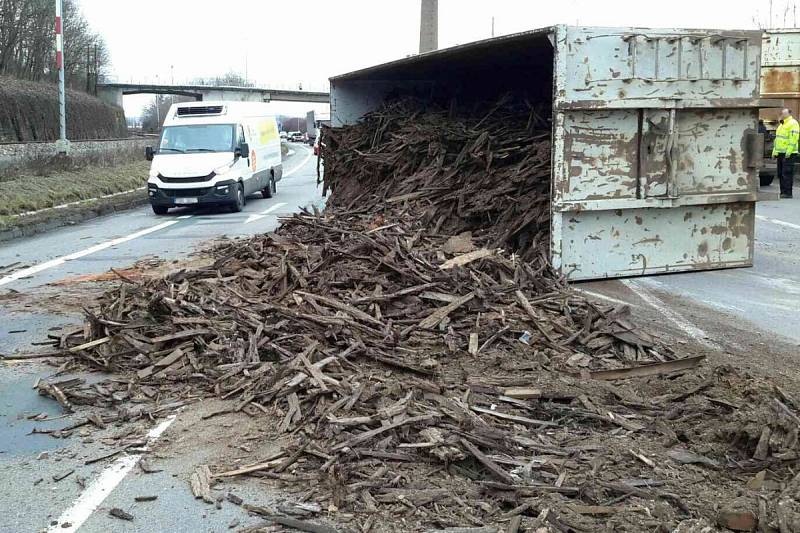 Převrácené nákladní auto ve Slavkově u Brna. V ulici Československé armády se z přívěsu vysypal náklad kůry.