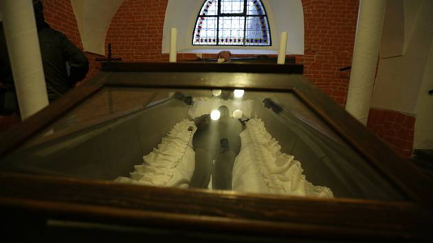 Speciální prohlídky kapucínské hrobky přilákaly návštěvníky v sobotu. Člen kapucínského řádu Dominik Tomáš Vinahora vyprávěl o historii hrobky a ostatcích lidí, kteří jsou v ní uloženi.