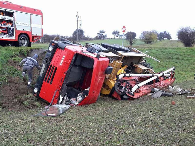 U Křižanovic na Vyškovsku se převrátilo čerpadlo na beton. Foto: HZS JMK