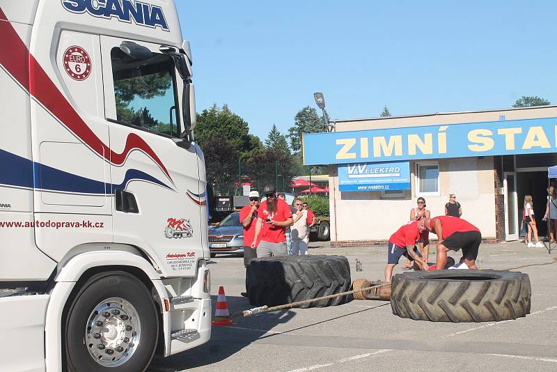 Jednou z disciplín je již tradičně tažení kamionu.