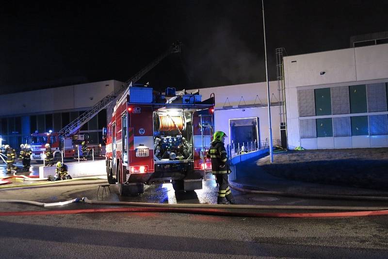 Patnáct jednotek hasičů, třetí stupeň požárního poplachu a zničená expediční hala ve vyškovské průmyslové zóně Sochorova. Tak vypadal noční výjezd hasičů do vyškovské Pustiměřské ulice. Oheň se začal šířit po páteční jedné hodině v noci.