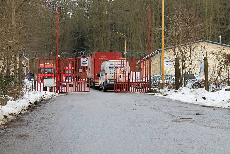 Areál se sklady výbušnin chrání dvojitý plot. I kdyby ho nepovolaný překonal, do samotných objektů s trhavinami se dostat nemůže, ujišťují zaměstnanci společnosti.