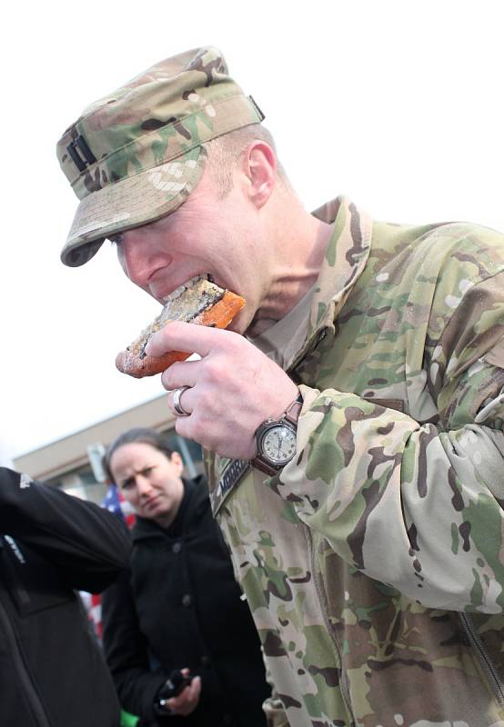Americký armádní konvoj dorazil v neděli odpoledne do Vyškova. Přišly ho přivítat tisíce příznivců, někteří i s dary pro vojáky: všichni dostali kus domácího koláče, někteří čokoládu nebo třeba i pivo v plechovce.