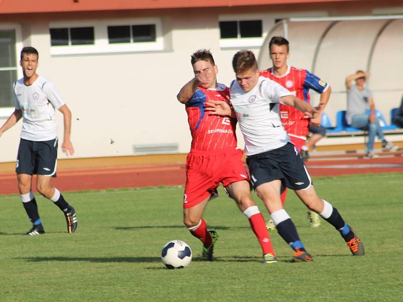 Vyškovští fotbalisté přehráli na závěr sezony MSFl Třebíč 4:1. Ještě před výkopem klub věnoval dres s devadesátkou ikoně oddílu, jeho kronikáři Janu Nedělníkovi jako dar k jubileu.