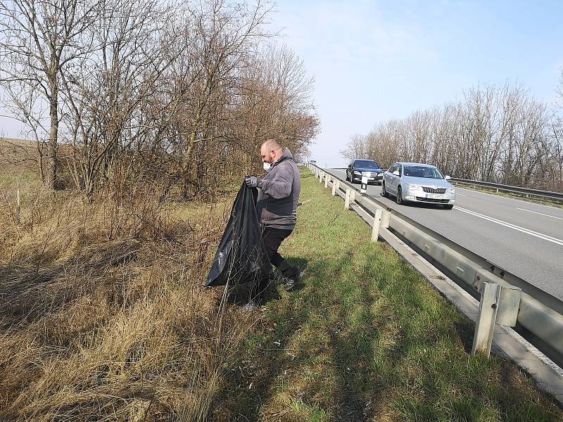 Do úklidu Slavkova se zapojila více než stovka lidí. Foto: město