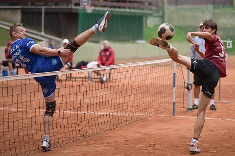 V druholigovém finále nohejbalisté Holubic (modří) porazili Karlovy Vary B 5:0 a zajistili si postup do I. ligy.