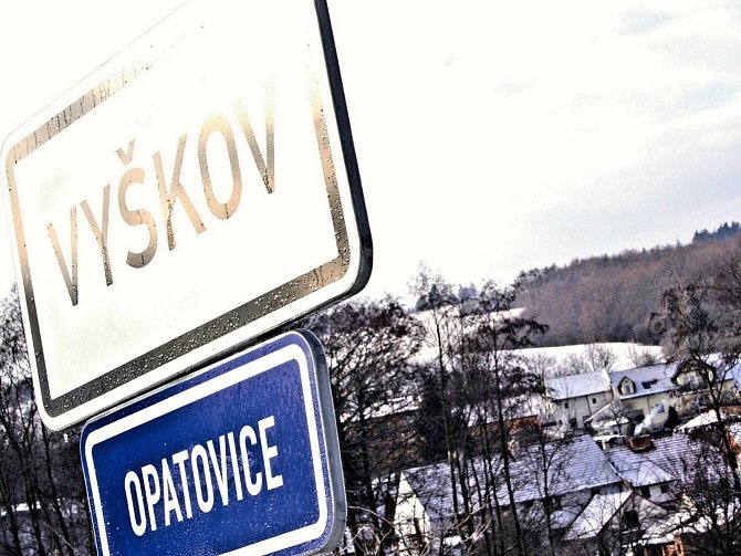 Dopravní cedule s názvy místních částí matou turisty. Vítá je Vyškov, přestože jsou třeba v Opatovicích.