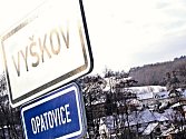 Dopravní cedule s názvy místních částí matou turisty. Vítá je Vyškov, přestože jsou třeba v Opatovicích.