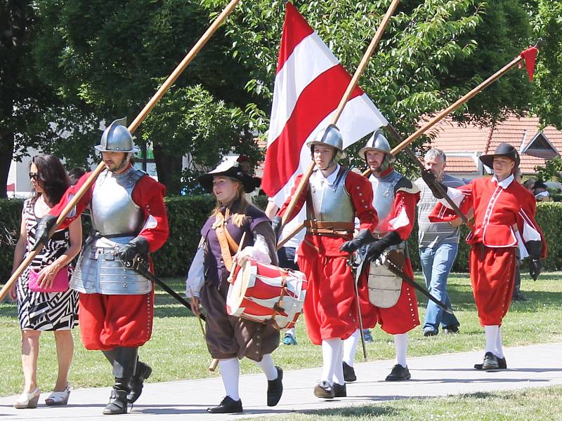 Bitva, kejklíři i historický oběd. Bučovice opět ožily minulostí