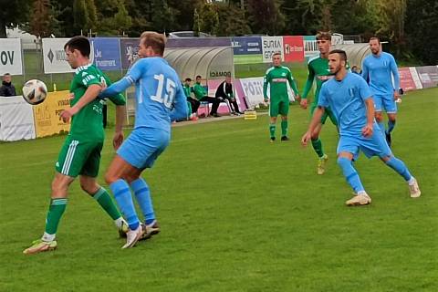 V předehrávce krajského přeboru remizovali fotbalisté Tatranu Rousínov (zelené dresy) s Moravanem Lednice 0:0.