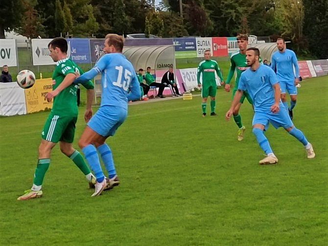 V předehrávce krajského přeboru remizovali fotbalisté Tatranu Rousínov (zelené dresy) s Moravanem Lednice 0:0.