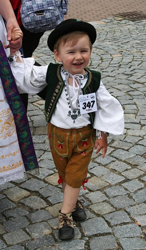 Folklórní soubory zatančily na vyškovském Masarykově náměstí Hanáckou besedu a vytvořily nový rekord v počtu zúčastněných.