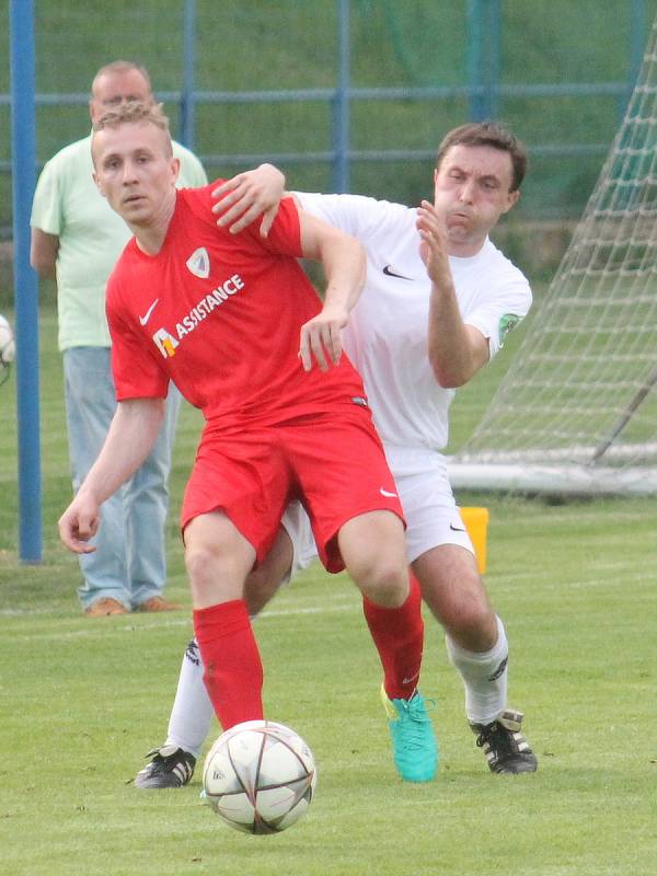 V dohrávce 16. kola krajského přeboru fotbalistů remizoval  Tatran Bohunice (v červeném) s FC Bučovice 1:1.
