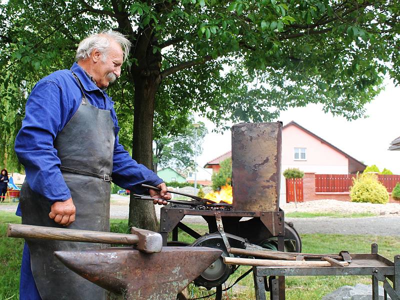 Jak se dělaly polní práce za dob našich dědů a babiček? To se v sobotu dozvěděli lidé, kteří dorazili na takzvaná Humna v Hruškách, kde se konal druhý ročník Hrušeckého hospodářského dne.