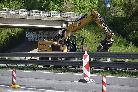 Nová křižovatka i záložní ranvej pro stíhačky. Silničáři u Vyškova opravují D46.