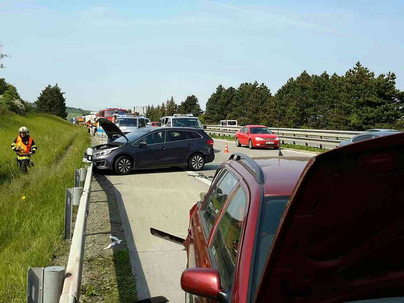 Nehoda čtyř osobních aut zbrzdila v sobotu dopoledne provoz na dálnici D1 ve směru na Ostravu. Ke střetu došlo před půl desátou v katastru obce Rousínov. V péči záchranářů skončilo pět lidí.