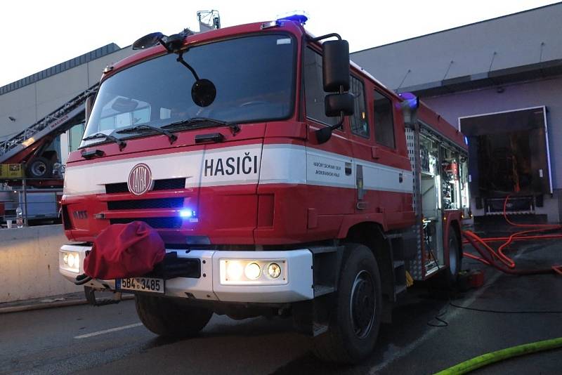Patnáct jednotek hasičů, třetí stupeň požárního poplachu a zničená expediční hala ve vyškovské průmyslové zóně Sochorova. Tak vypadal noční výjezd hasičů do vyškovské Pustiměřské ulice. Oheň se začal šířit po páteční jedné hodině v noci.