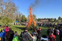 Na tradiční pálení čarodějnic vyrazili účastníci také k rybníku Kačák u Vyškova.