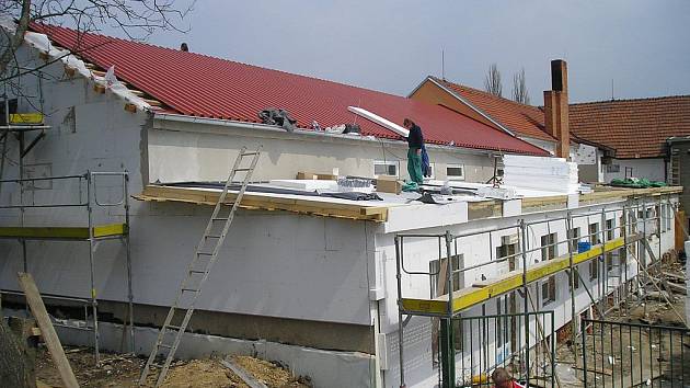 Víceúčelová budova a sportoviště v Medlovicích.