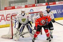V sedmém přípravném utkání prohráli hokejisté Vyškova (červení) s Velkým Meziříčím 2:3 v prodloužení.
