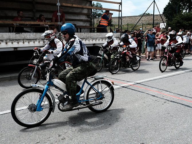 Na Moped rallye si každý muže vybrat. Buď závodit, nebo se jen svést a pobavit sebe a fanoušky.