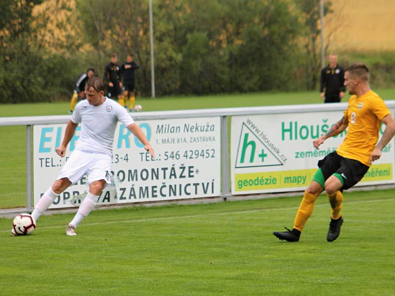 V přípravném utkání účastníků Moravskoslezské ligy porazil Slovan Rosice (žluté dresy) na domácím hřišti MFK Vyškov 4:0.
