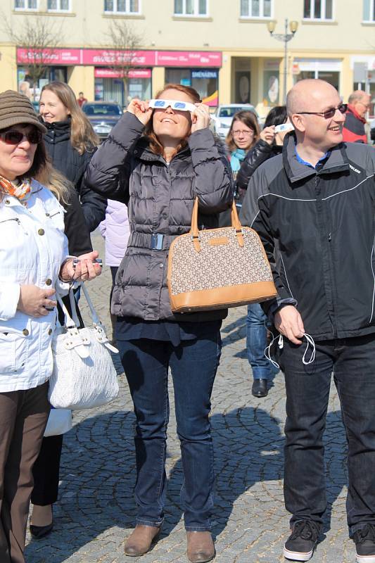 Zatmění Slunce pozorovaly na vyškovském náměstí desítky lidí. Přes diskety i svářečské brýle.