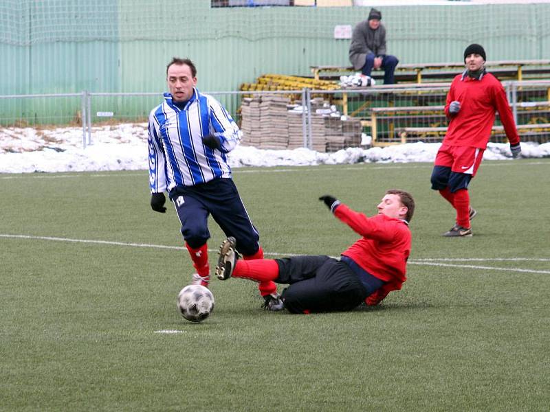 Fotbalisté Šaratic Slavkovu podzimní porážku neoplatili. Prohráli vysoko 1:5.