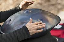 Hudební nástroj handpan. Ilustrační foto.