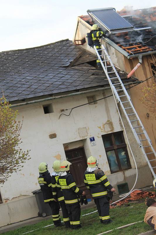 Škodu, kterou požár na domě způsobil, hasiči předběžně odhadli na jeden milion korun.