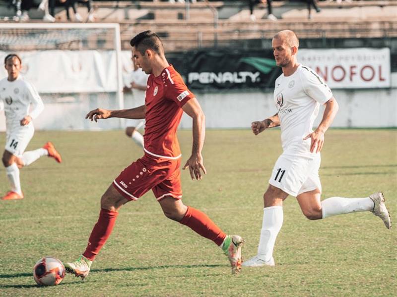 Tři body zůstaly v Drnovicích, fotbalisté Vyškova (bílé dresy) tam v utkání druhé ligy porazili Chrudim 4:1.