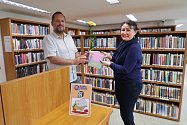 Spisovatelka Eva Danišová darovala knihovně ze své soukromé sbírky dvě knihy vydané nakladatelstvím romské literatury KHER.