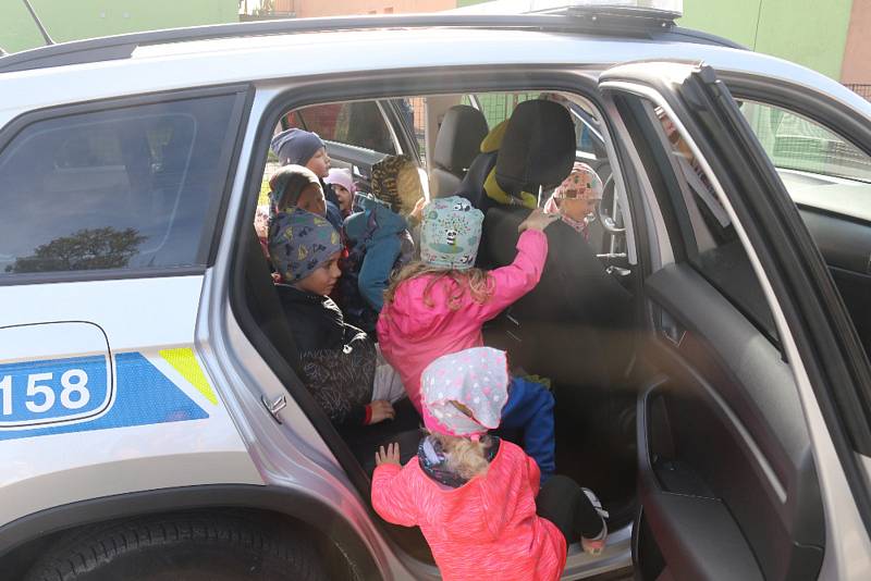 Děti si návštěvu policistů v MŠ Luleč náležitě užívaly.