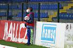 Fotbalisté Zlína (žluté dresy) hráli doma s Baníkem Ostrava 2:2. Zápas sledoval jen omezený počet diváků.