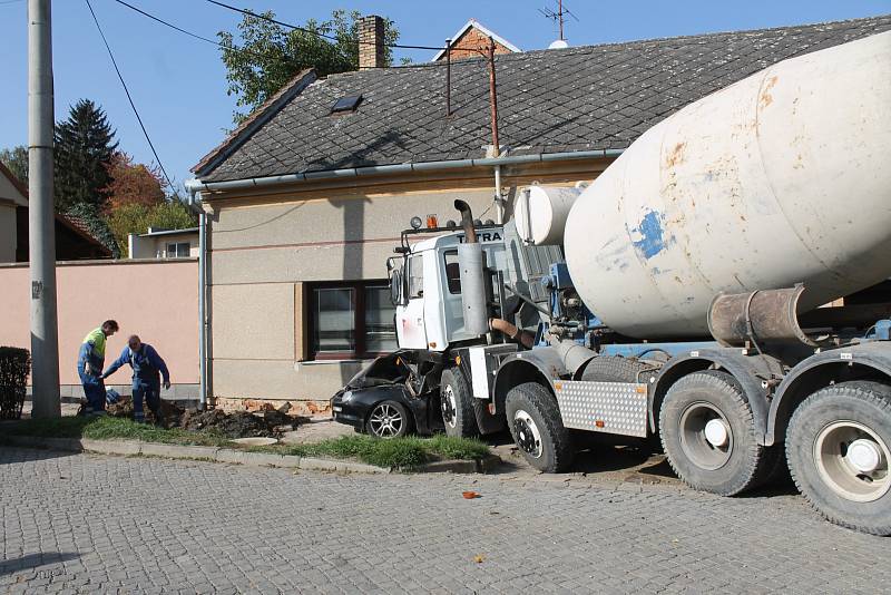 Domíchávač natlačil auto na dům. Nikdo se při nehodě nezranil, nehoda však odřízla některé obyvatele od plynu či elektřiny. 