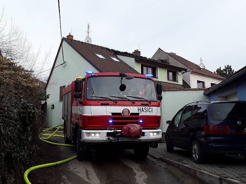 Čtyři jednotky likvidují od osmé hodiny požár rodinného domu v obci Luleč na Vyškovsku.