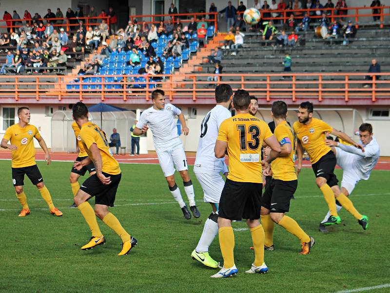 V 10. kole Moravskoslezské ligy porazil domácí MFK Vyškov (bílé dresy) nováčka soutěže Slovan Rosice 2:1.