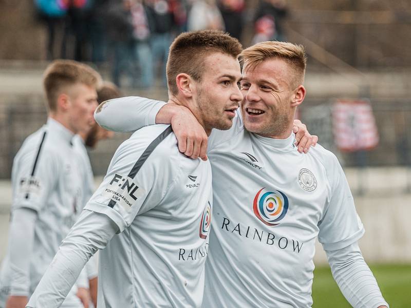 Uklidňující body získali fotbalisté MFK Vyškov (bílé dresy) v druholigovém utkání s Viktorií Žižkov, kterou v Drnovicích porazili 2:1.