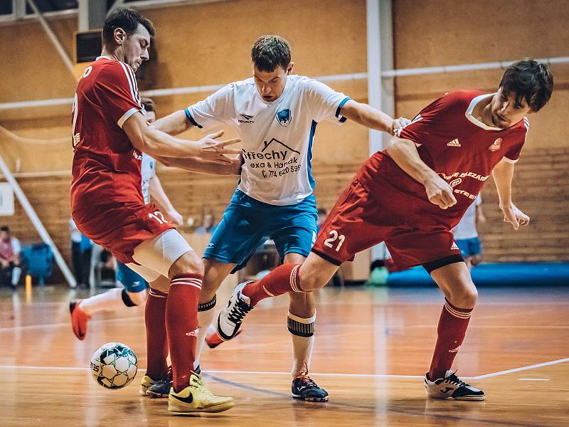 Ani ve třetím utkání II. futsalové ligy neztratil nováček Amor Kloboučky Vyškov (bílé dresy) ani bod. Třinecké oceláře doma porazil 5:2.