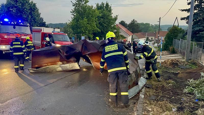 Meteorologové znovu varují před silnými bouřkami. O víkendu pustošily Jižní Moravu.